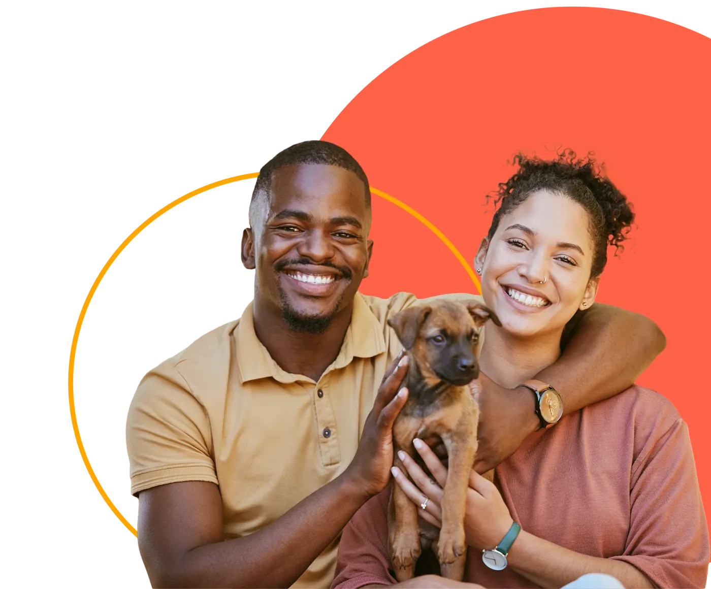 Una pareja sonriendo con un cachorro en brazos