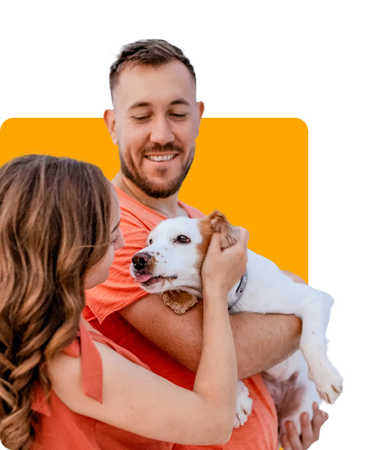 Una pareja abrazando a su perro adoptado